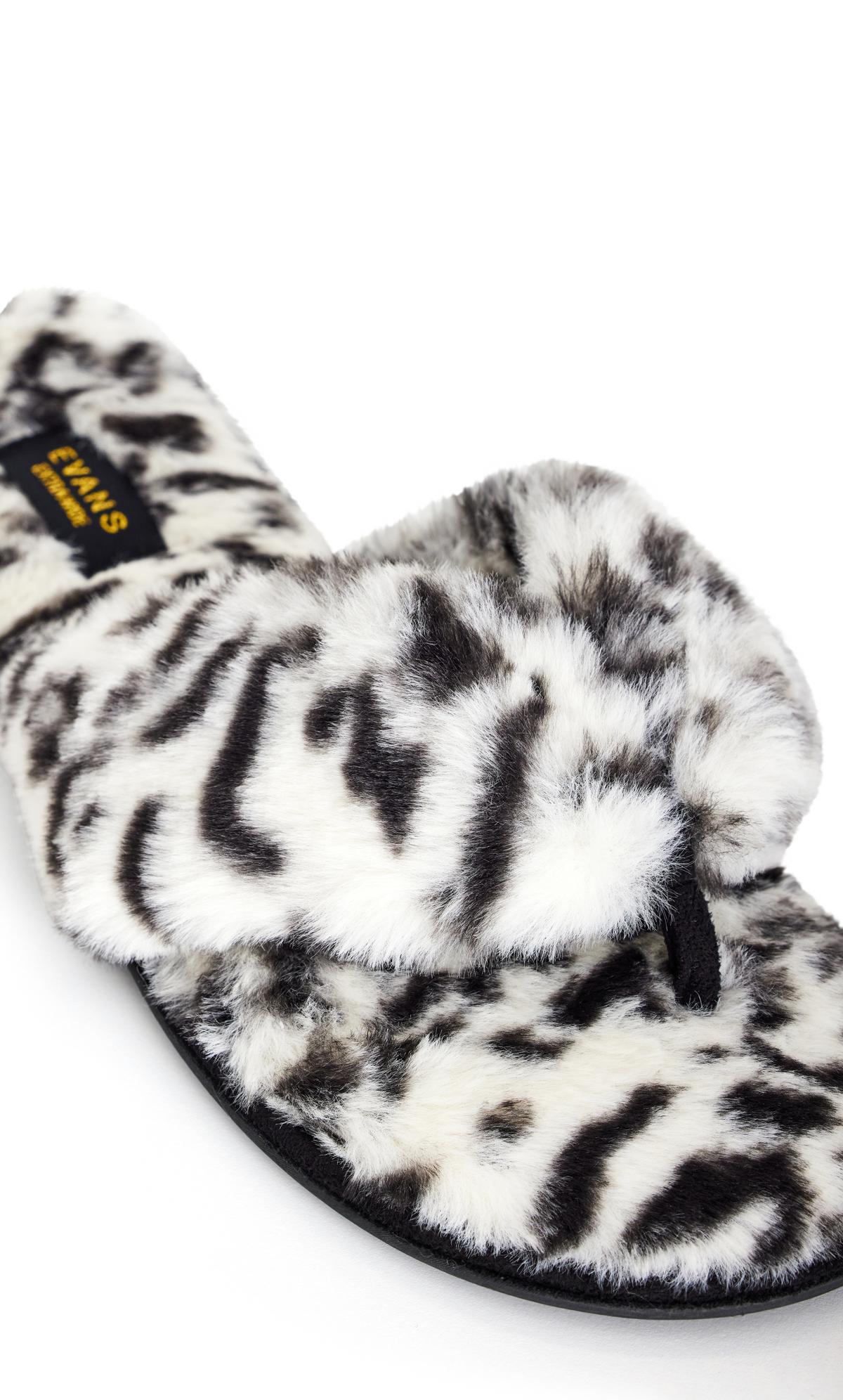 Extra Wide Fit Diana Leopard Print Slipper 7
