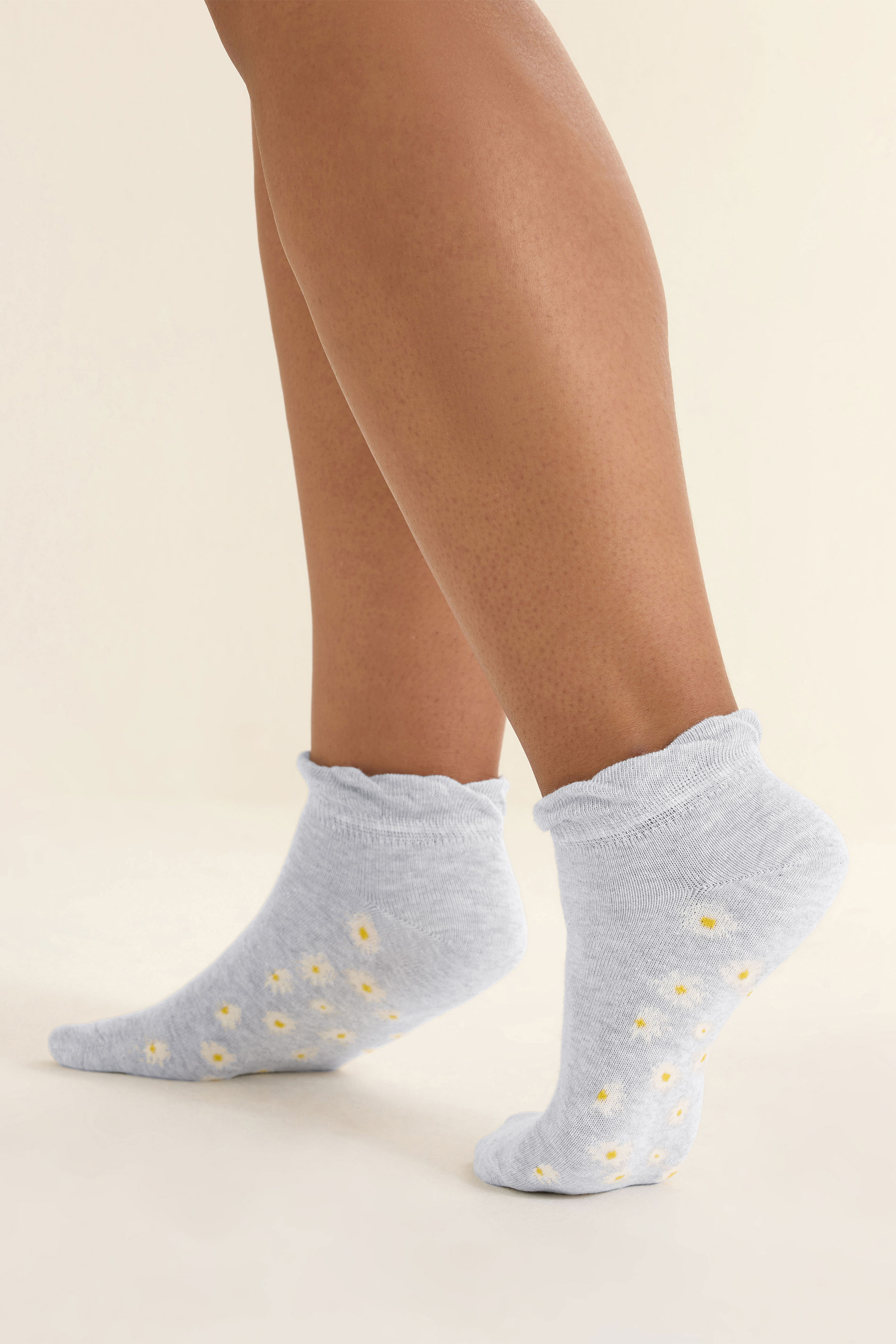 4 PACK Grey Daisy Print Trainer Ankle Socks | Yours Clothing 2